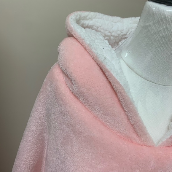 Pink Oodie - Picture 2 of 4